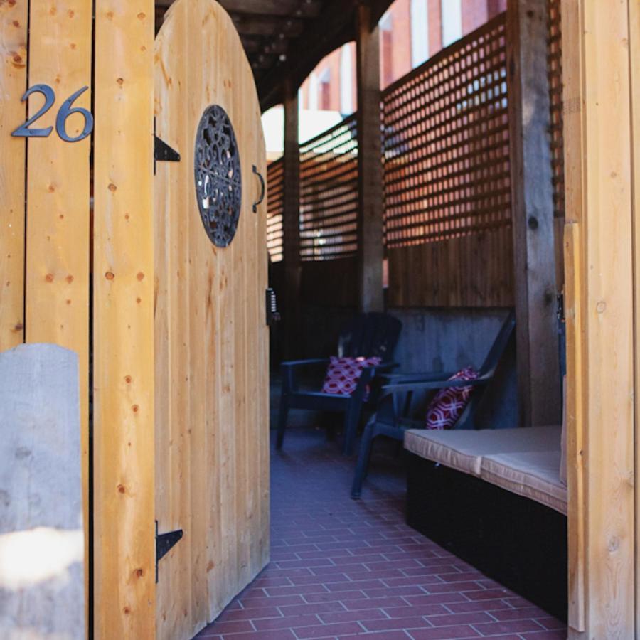 بيلفي Hip Heritage Main Floor Flat In Downtown District المظهر الخارجي الصورة